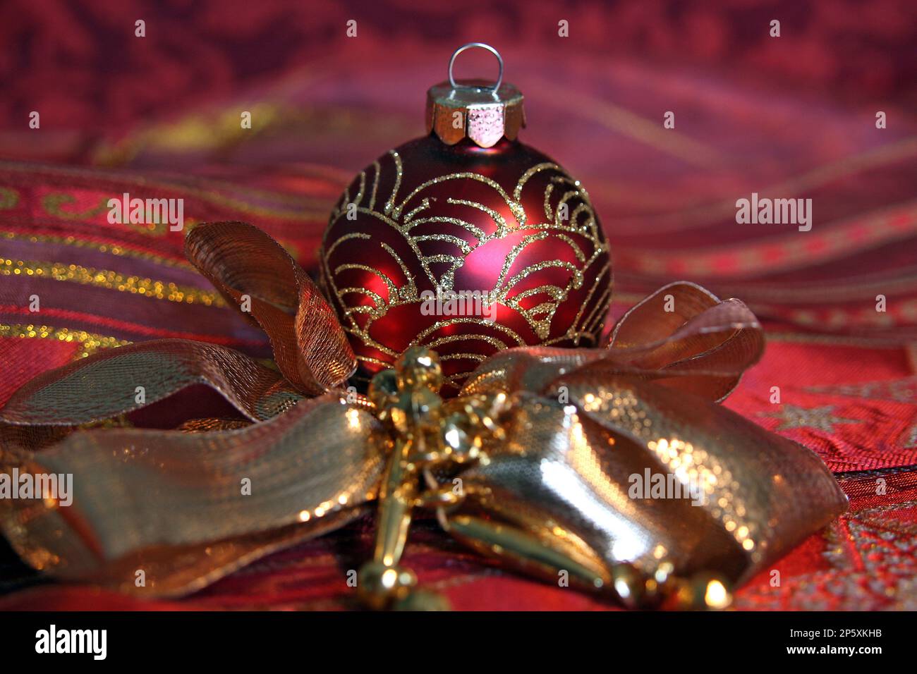 Rosso Natale bauble e arco d'oro Foto Stock