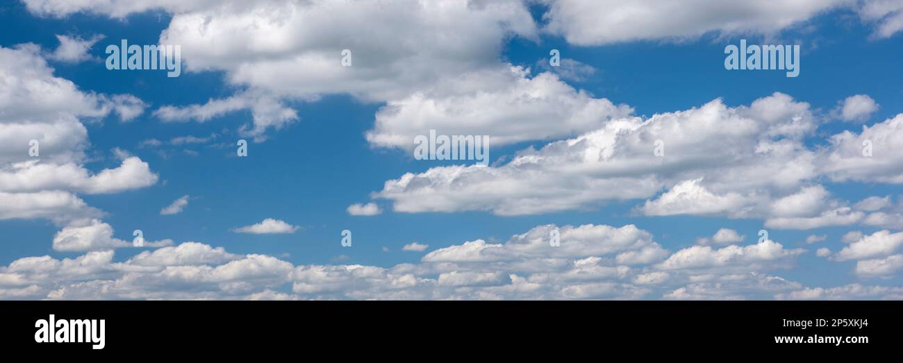 vista panoramica sul cielo con splendide nuvole Foto Stock