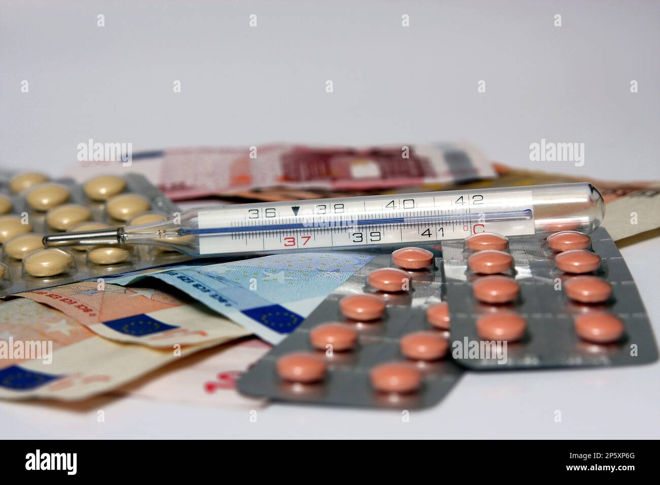 Pillole, termometro e bollette in euro Foto Stock