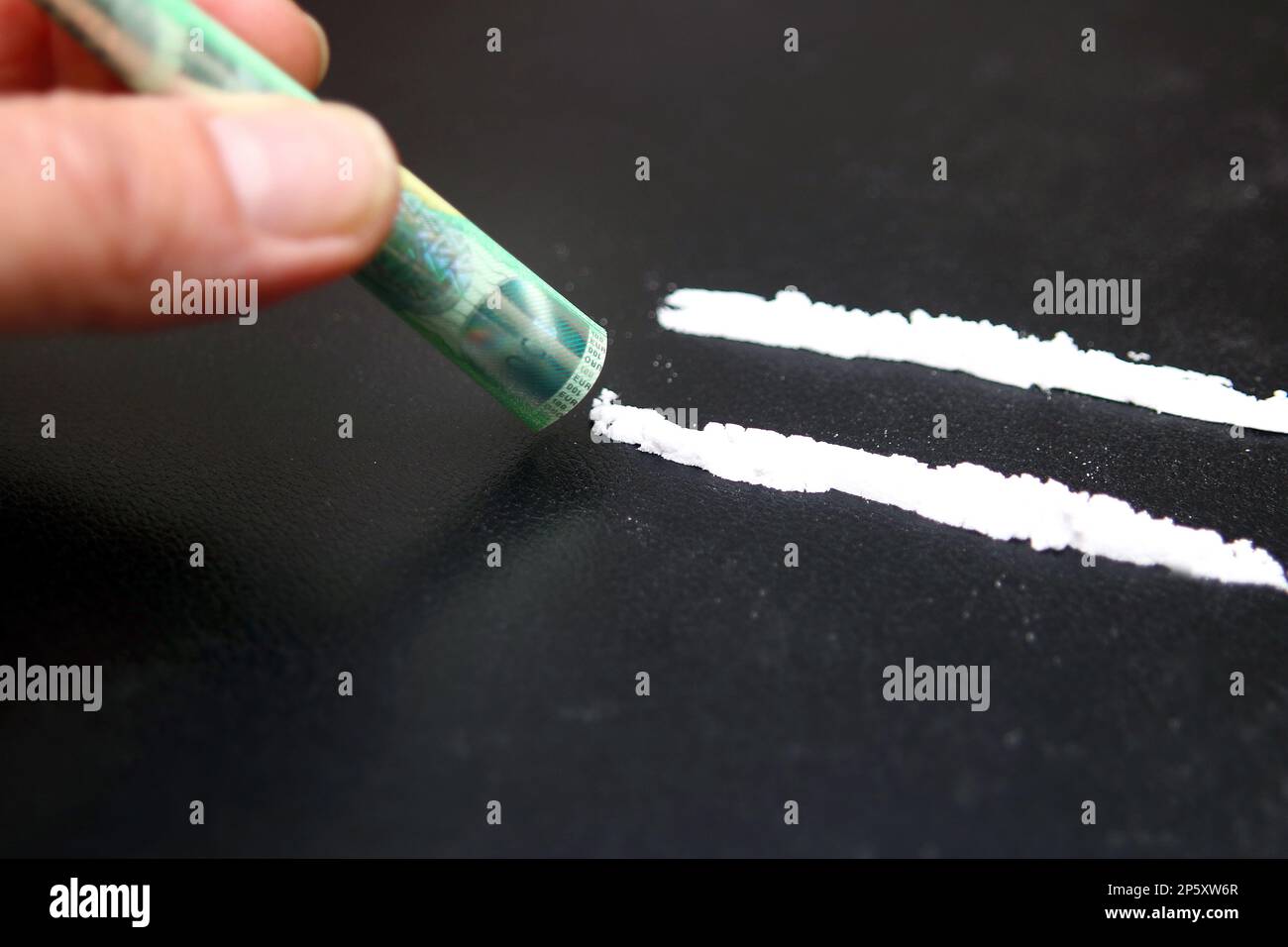la cocaina viene russata con una banconota da 100 euro Foto Stock