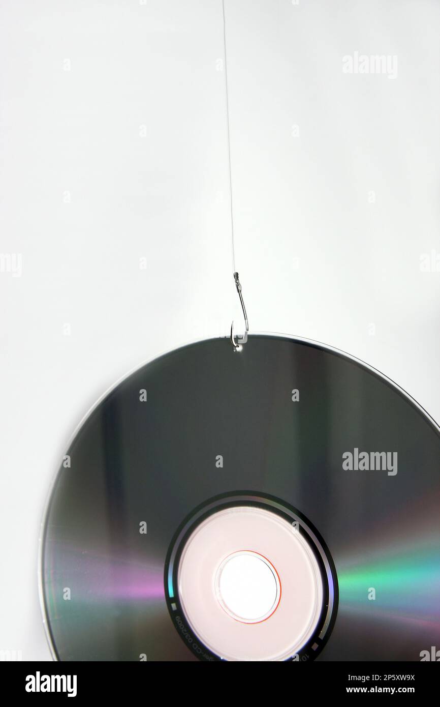 DVD a gancio, simbolo di pirateria dei dati immagine Foto Stock