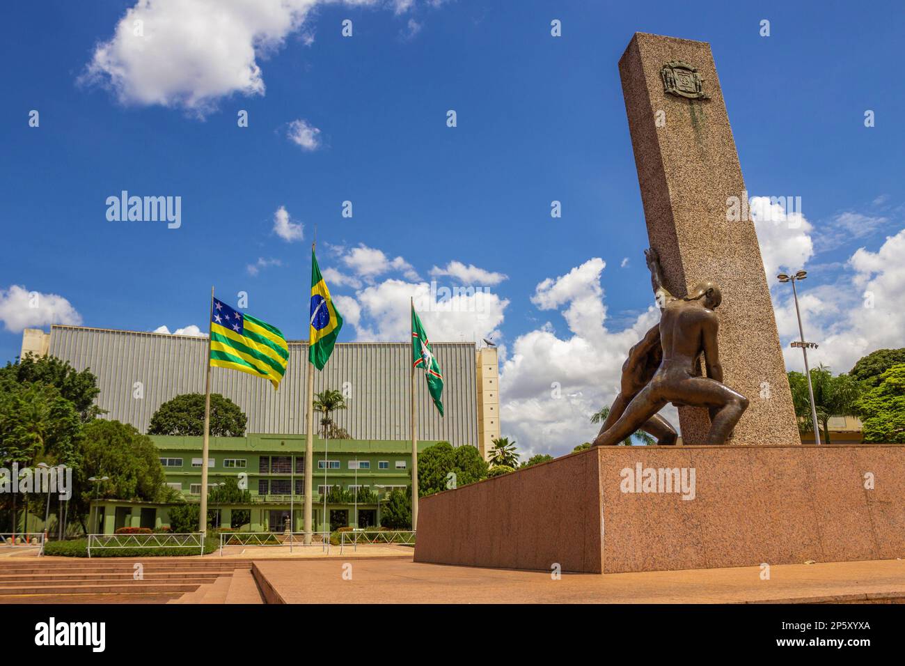Goiania, Goias, Brasile – 04 marzo 2023: Dettaglio della Piazza Civica nel centro di Goiania, con il Monumento alle tre gare in primo piano. Foto Stock