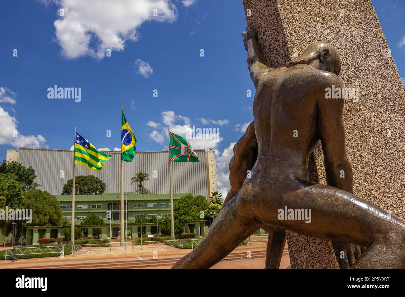 Goiania, Goias, Brasile – 04 marzo 2023: Dettaglio della Piazza Civica nel centro di Goiania, con il Monumento alle tre gare in primo piano. Foto Stock