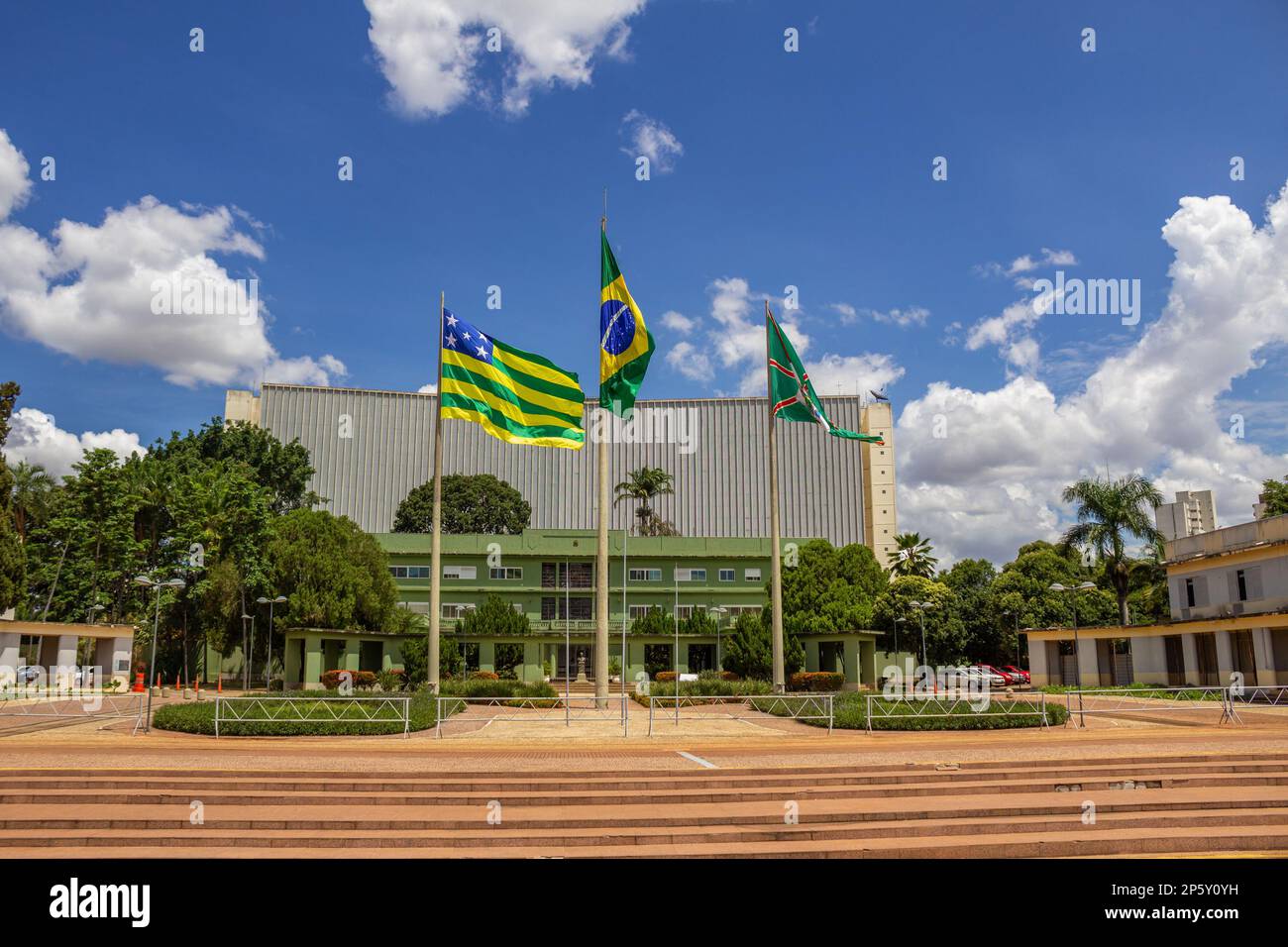 Goiania, Goias, Brasile – 04 marzo 2023: Vista panoramica della piazza civica nel centro di Goiania con le tre bandiere sollevate. Foto Stock