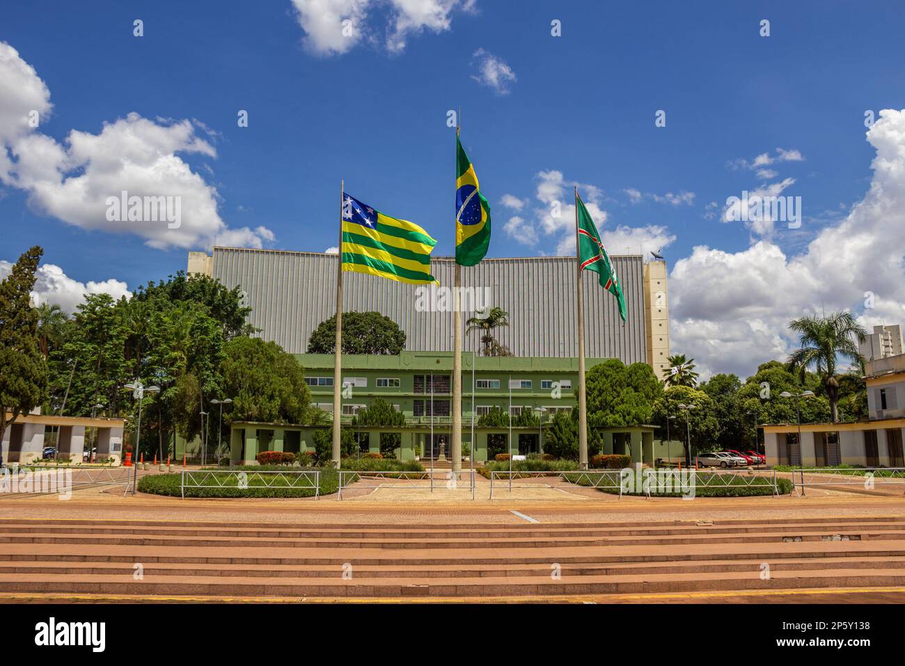 Goiania, Goias, Brasile – 04 marzo 2023: Vista panoramica della piazza civica nel centro di Goiania con le tre bandiere sollevate. Foto Stock