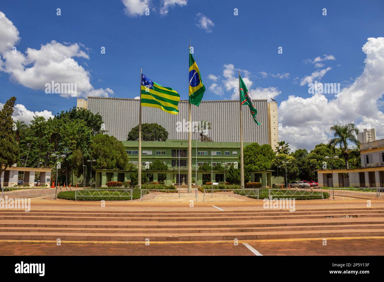 Goiania, Goias, Brasile – 04 marzo 2023: Vista panoramica della piazza civica nel centro di Goiania con le tre bandiere sollevate. Foto Stock