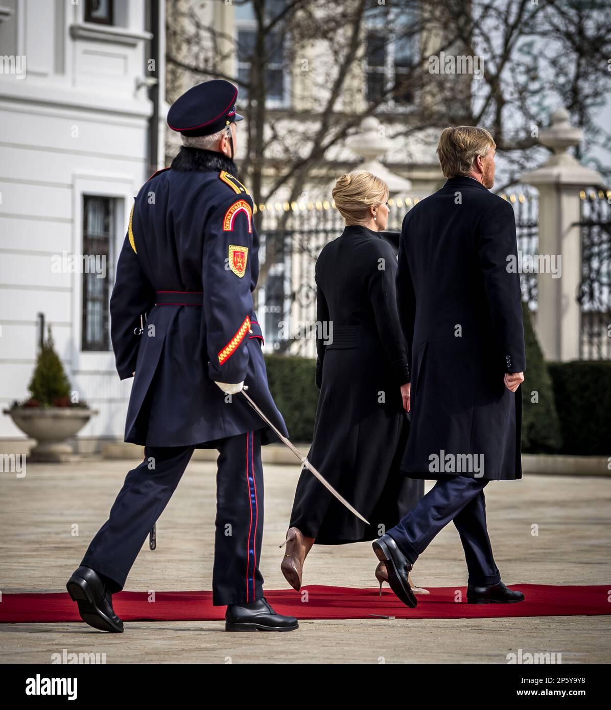 BRATISLAVA - il re Willem-Alexander e il presidente Zuzana Caputova ispezionano la guardia d'onore al palazzo presidenziale il primo giorno della visita di stato di tre giorni in Slovacchia. ANP REMKO DE WAAL olanda fuori - belgio fuori Foto Stock