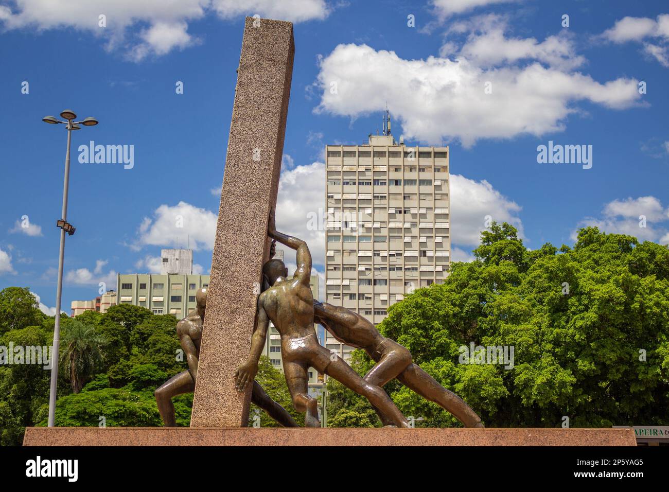 Goiania, Goias, Brasile – 04 marzo 2023: Monumento situato nel centro della Piazza Civica di Goiania, dedicato alle tre gare che hanno costruito Goias: Foto Stock
