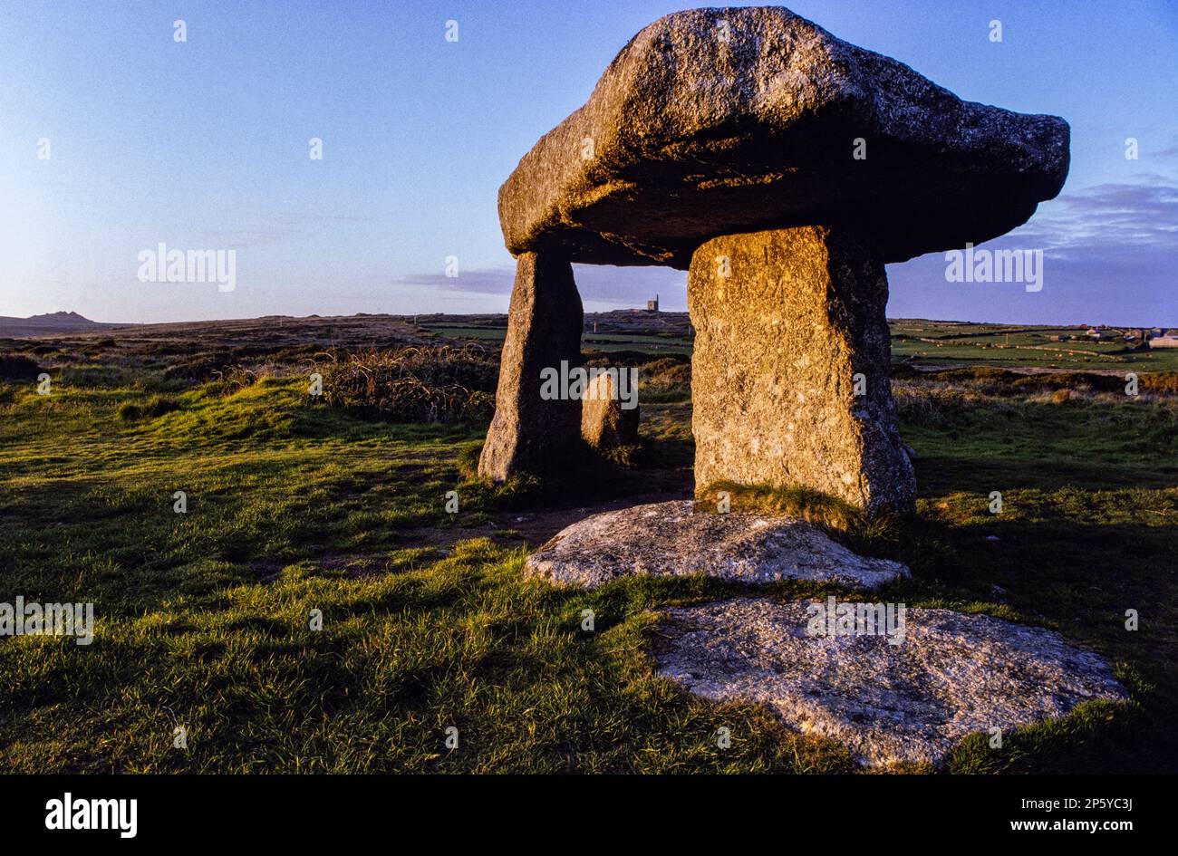 Lanyon Quoit si trova su un terreno relativamente basso vicino alla fattoria Lanyon, accanto alla strada Penzance-Madron-Morvah. Foto Stock