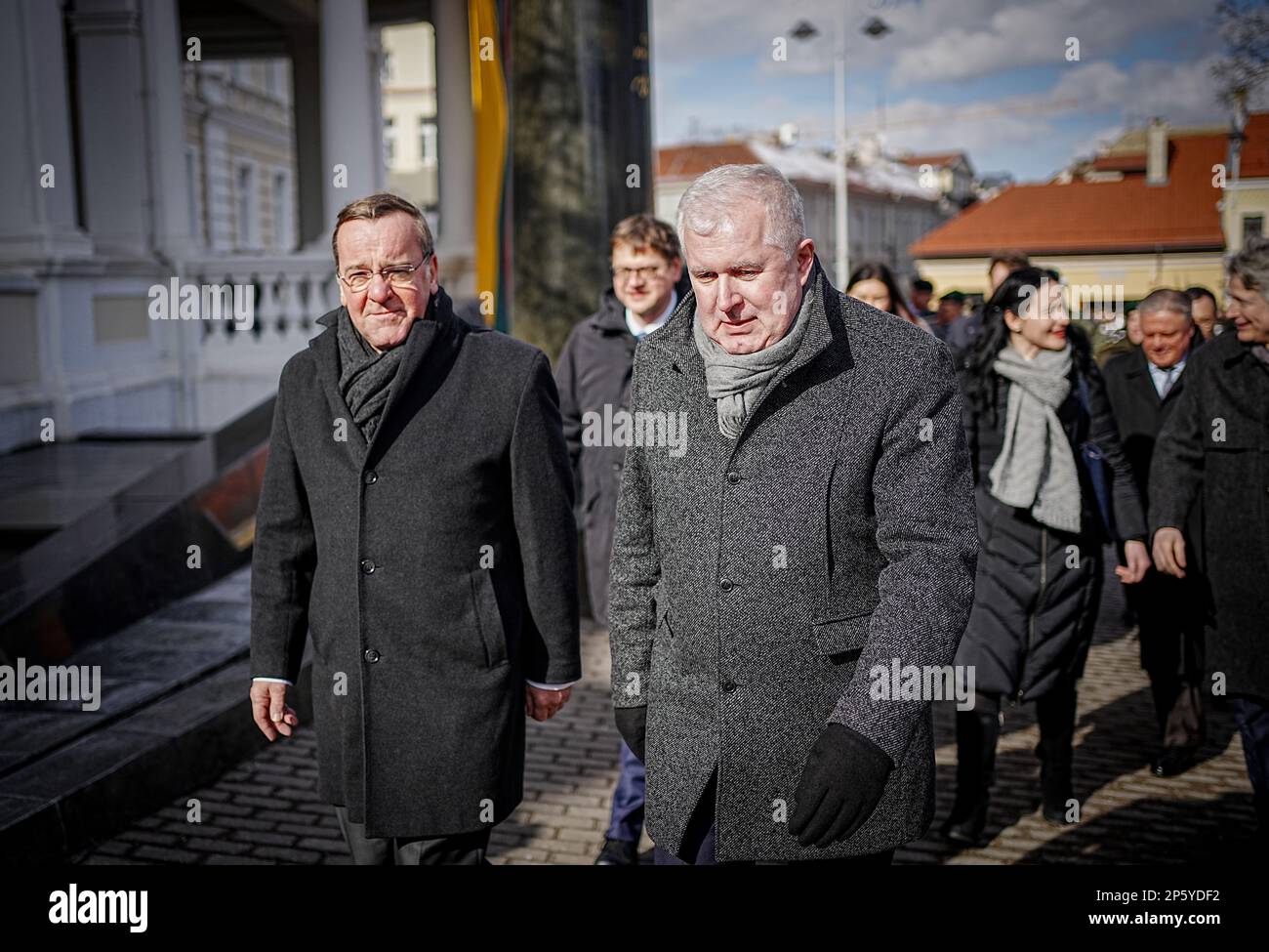 Vilnius, Lituania. 07th Mar, 2023. Boris Pistorius (l, SPD), ministro federale della Difesa, è ricevuto con onori militari dal suo omologo lituano Arvydas Anusauskas. Il tema dei colloqui con il partner NATO è la guerra in Ucraina. Credit: Kay Nietfeld/dpa/Alamy Live News Foto Stock
