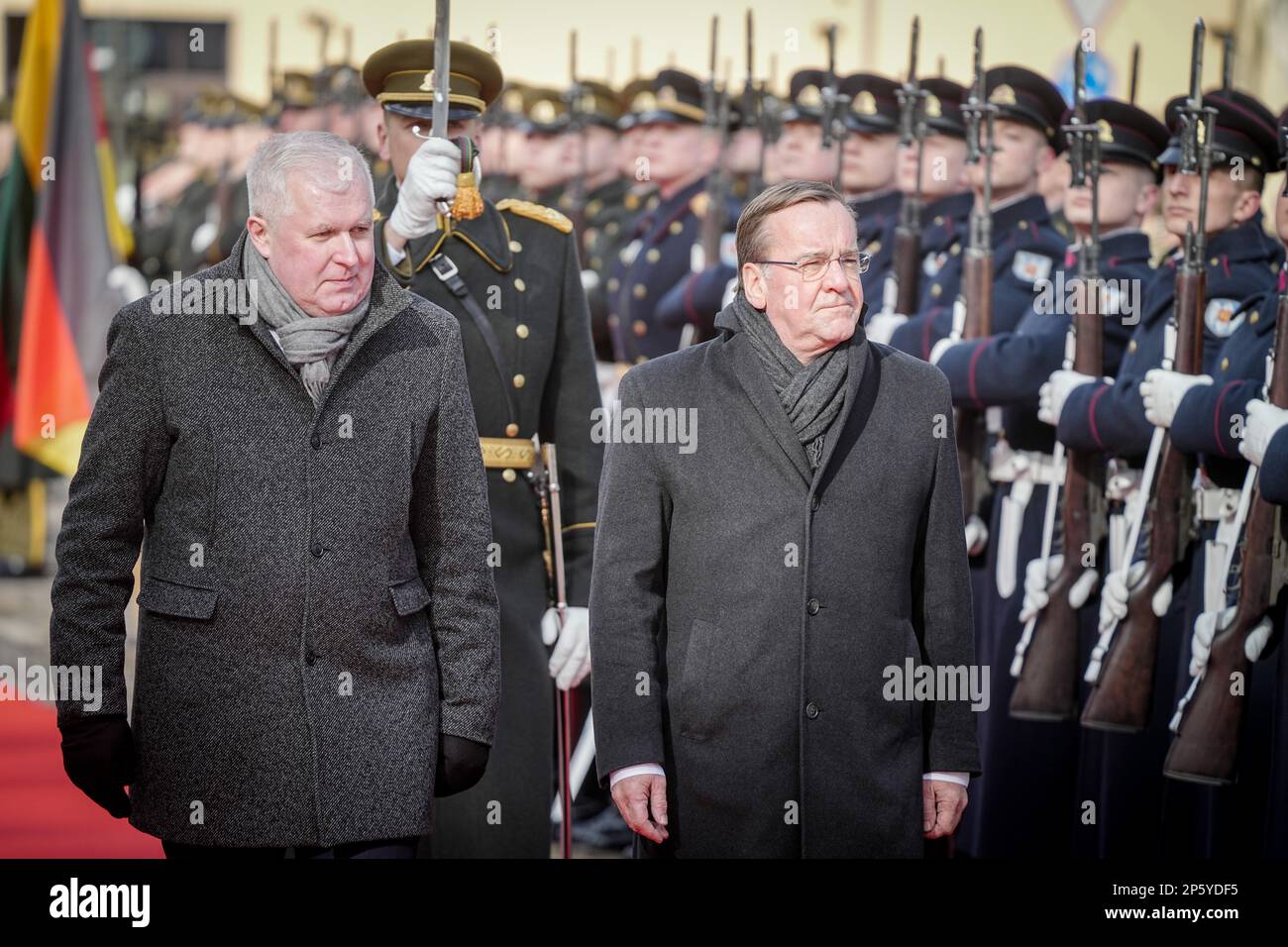 Vilnius, Lituania. 07th Mar, 2023. Boris Pistorius (r, SPD), ministro federale della Difesa, è ricevuto con onori militari dal suo omologo Arvydas Anusauskas. Il tema dei colloqui con il partner NATO è la guerra in Ucraina. Credit: Kay Nietfeld/dpa/Alamy Live News Foto Stock