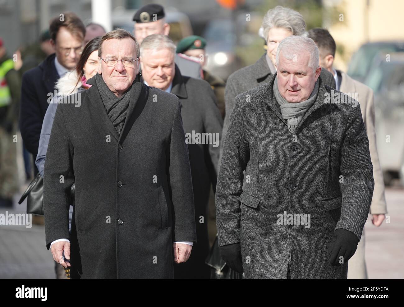 Vilnius, Lituania. 07th Mar, 2023. Boris Pistorius (l, SPD), ministro federale della Difesa, è ricevuto con onori militari dal suo omologo lituano Arvydas Anusauskas. Il tema dei colloqui con il partner NATO è la guerra in Ucraina. Credit: Kay Nietfeld/dpa/Alamy Live News Foto Stock