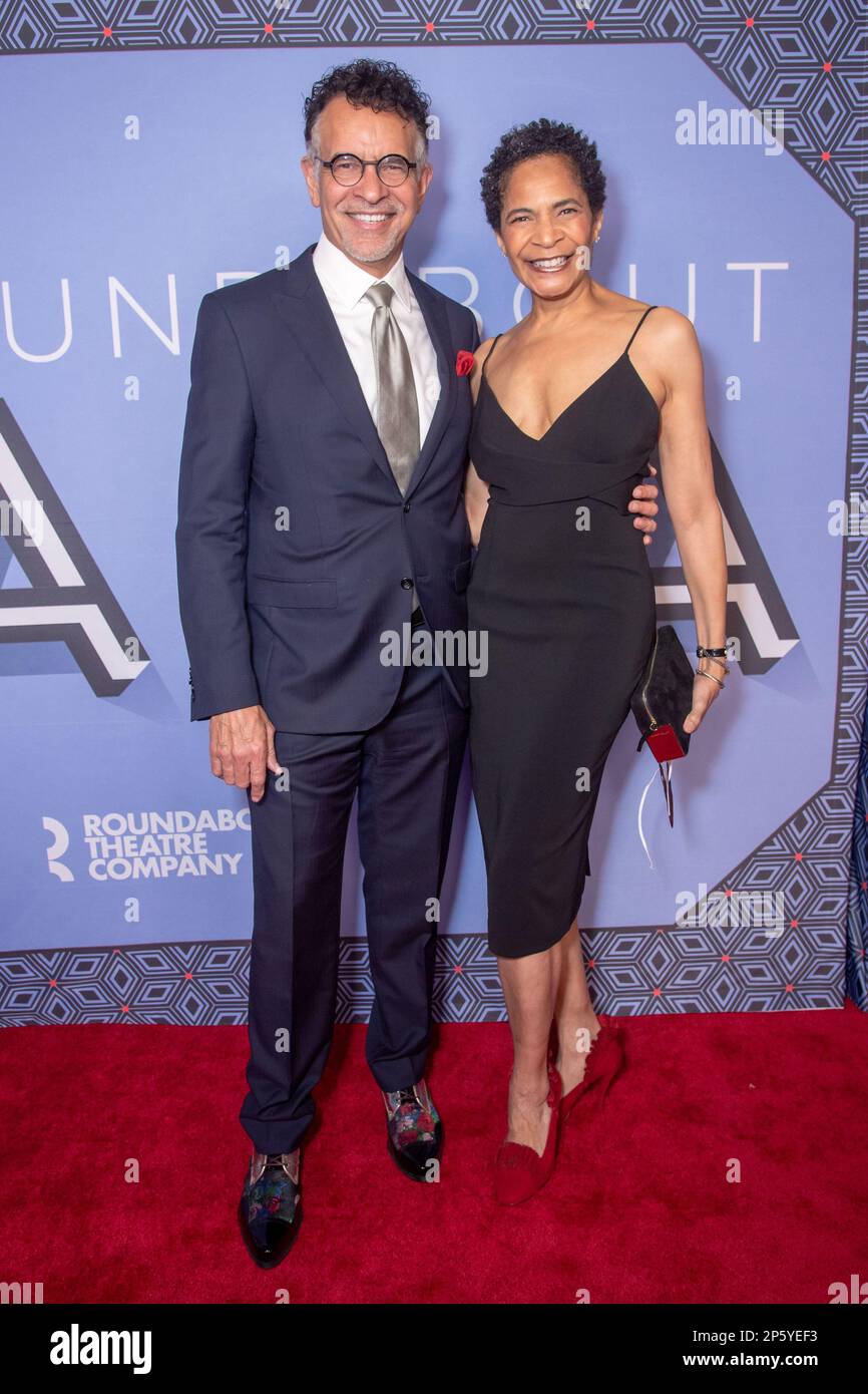 New York, New York, Stati Uniti. 6th Mar, 2023. (NUOVO) 2023 Roundabout Theatre Company Gala. 06 marzo 2023, New York, New York, USA: Brian Stokes Mitchell e Allyson Tucker partecipano al Roundabout Theatre Company Gala 2022 presso la sala da ballo Ziegfeld il 06 marzo 2023 a New York City. (Credit Image: © M10S/TheNEWS2 via ZUMA Press Wire) SOLO PER USO EDITORIALE! Non per USO commerciale! Foto Stock