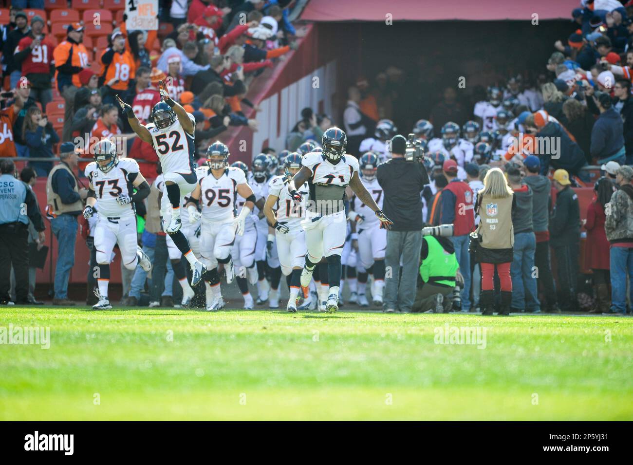 Denver Broncos defensive end Robert Ayers (91) leads teammates on to the field prior to kick off against the Kansas City Chiefs in the NFL game at Arrowhead Stadium in Kansas City, MO November 25, 2012. (AP Photo/ Eric Bakke) Foto Stock