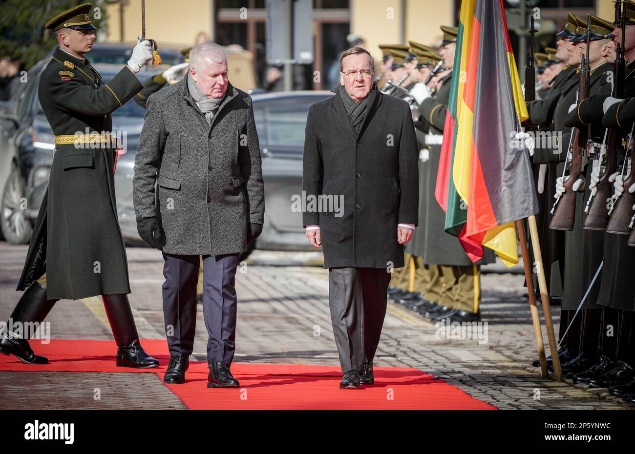 Vilnius, Lituania. 07th Mar, 2023. Boris Pistorius (r, SPD), ministro federale della Difesa, è ricevuto con onori militari dal suo omologo lituano Arvydas Anusauskas. Il tema dei colloqui con il partner NATO è la guerra in Ucraina. Credit: Kay Nietfeld/dpa/Alamy Live News Foto Stock