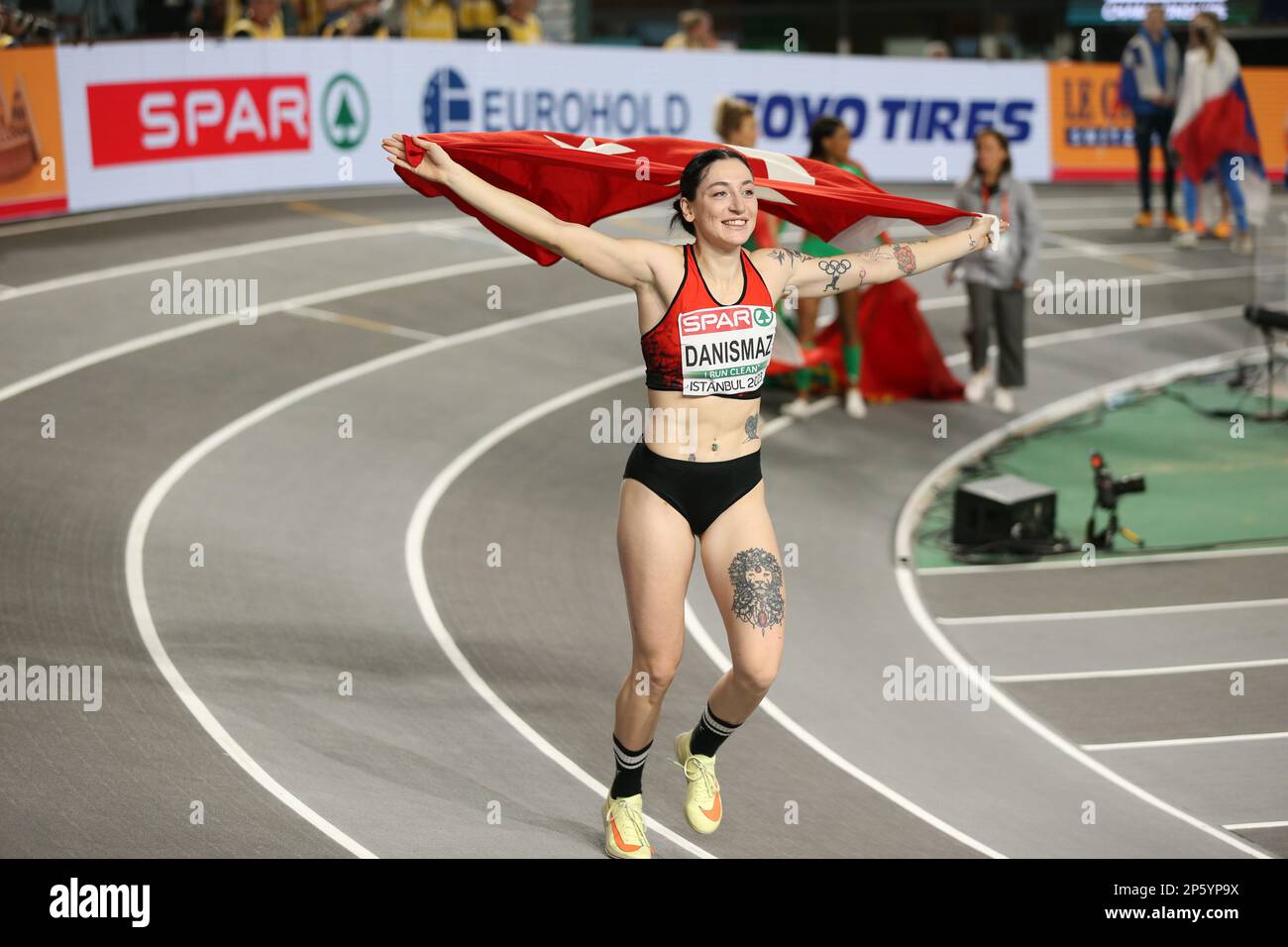 Tuğba Danişmaz (TUR) (Gold) festeggia davanti alla sua folla in casa dopo aver vinto una medaglia d'oro nel Triple Jump femminile durante i Campionati europei di atletica indoor (Day 3) (sessione serale) presso l'Atakoy Athletics Arena di Istanbul, Turchia, sabato 3rd 2023 marzo Foto Stock