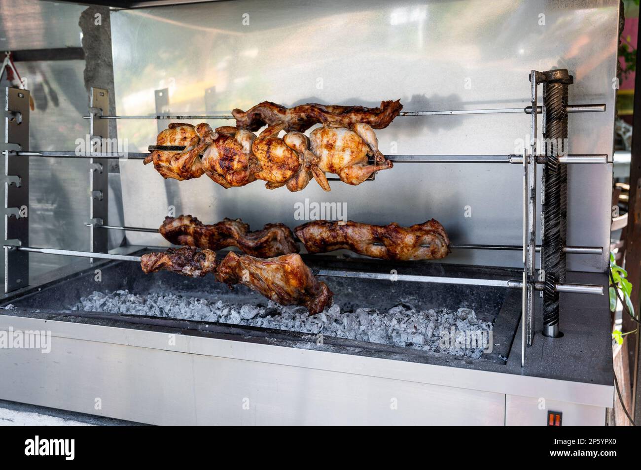 Ristoranti sulla strada spiedo grigliate spiedini barbecue a Creta, Grecia. Barbecue arrosto di agnello, pollo e maiale su una griglia a carbone in un ristorante sulla strada Foto Stock