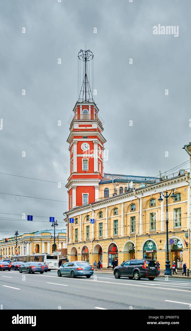 Vista delle Silver Rows, 1784-1787, e la City Duma Tower, 1799-1804, prospettiva Nevsky, monumento architettonico: St Petersburg, Russia - 05 ottobre, Foto Stock