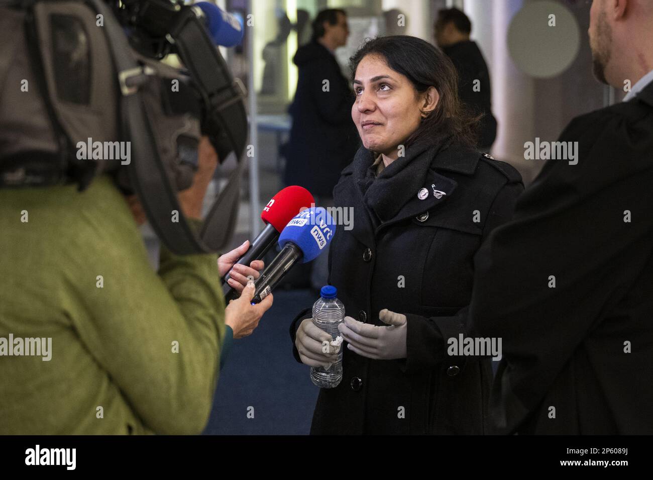 Nidhi Chaphekar, vittima degli attacchi terroristici, ex gestore di cabina della compagnia aerea indiana Jet Airways, Chi ha scritto un libro chiamato 'Herboren', parla ai giornalisti dopo la sua testimonianza in una sessione del processo degli attentati del 22 marzo 2016, presso la Corte delle Assizioni Bruxelles-capitale, martedì 07 marzo 2023 presso il sito Justitia di Haren, Bruxelles. Il 22 2016 marzo 32 persone sono state uccise e 324 sono state ferite in attentati suicidi all'aeroporto nazionale Zaventem e alla stazione della metropolitana Maalbeek/Maelbeek, che sono stati rivendicati dall'ISIL. FOTO DI BELGA LAURIE DIEFFEMBACQ Foto Stock