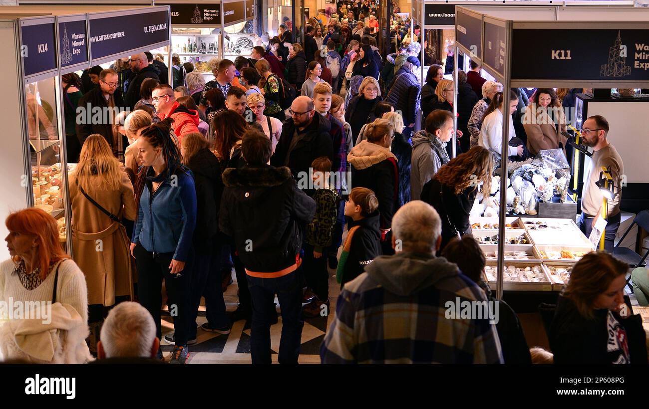 Varsavia, Polonia. 5 marzo 2023. Varsavia Mineral Expo 2023. La gente sta cercando e comprando le cose agli stand. Foto Stock