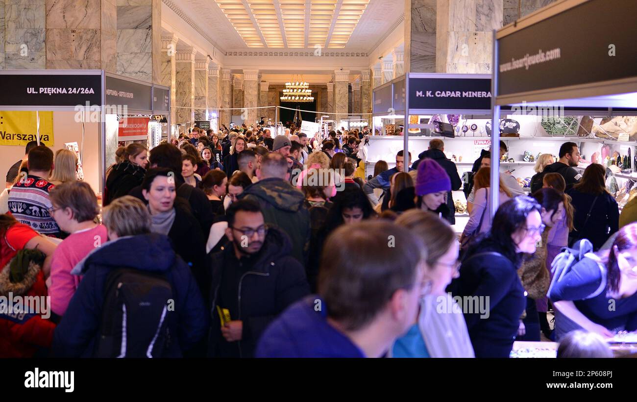 Varsavia, Polonia. 5 marzo 2023. Varsavia Mineral Expo 2023. La gente sta cercando e comprando le cose agli stand. Foto Stock