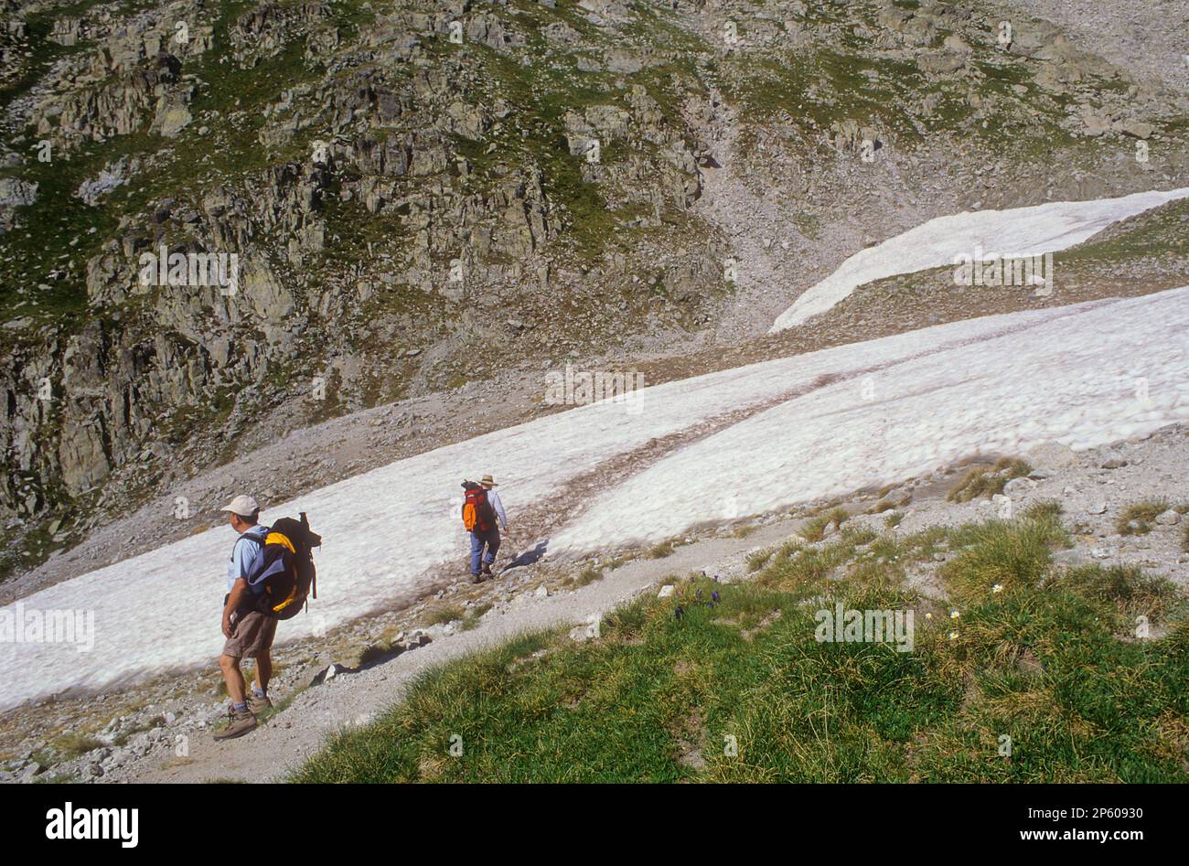 Escursionisti che si arrampicano sul Passo del Porto di Ratera, vicino al Porto di Estany de Ratera, al Parco Nazionale Aigüestortes i Estany de Sant Maurici, ai Pirenei, a Lleida pro Foto Stock