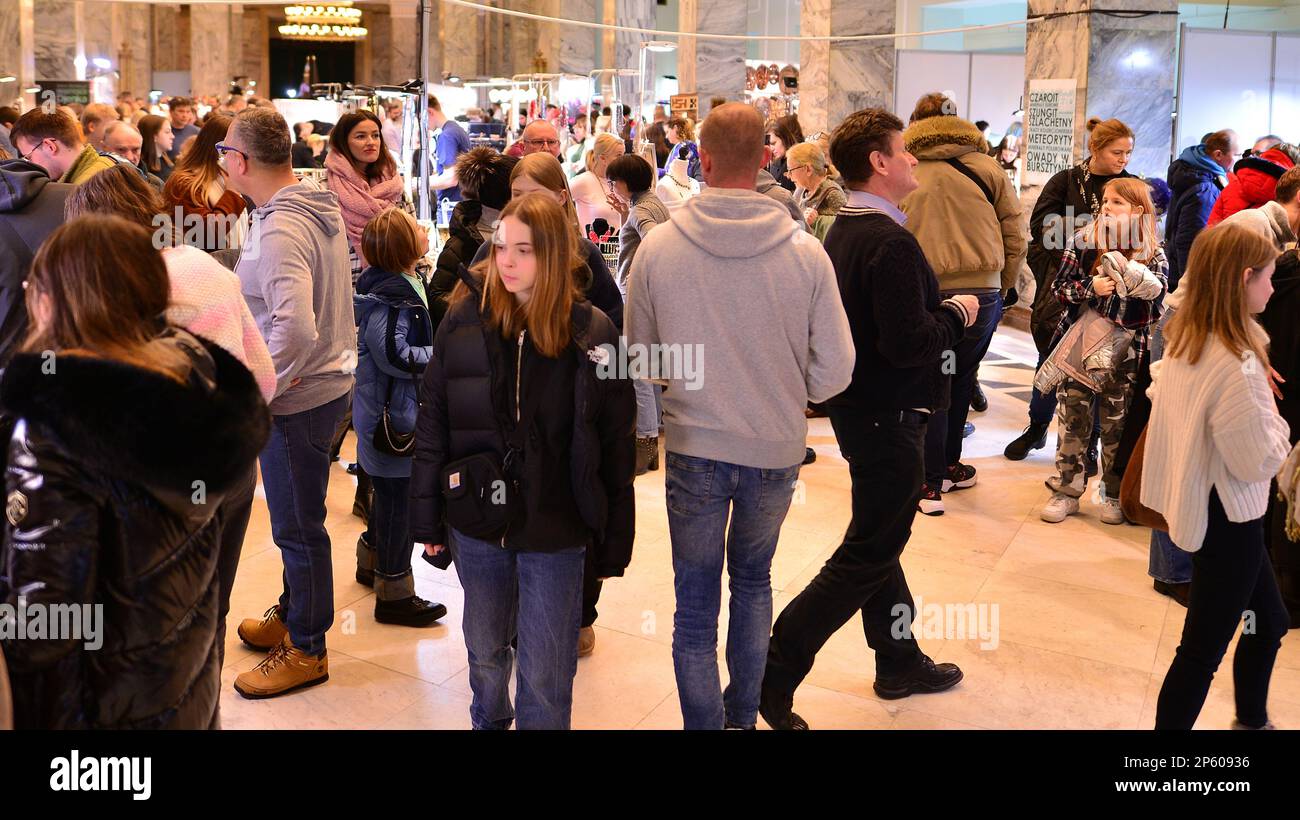 Varsavia, Polonia. 5 marzo 2023. Varsavia Mineral Expo 2023. La gente sta cercando e comprando le cose agli stand. Foto Stock