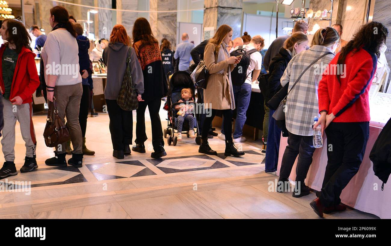 Varsavia, Polonia. 5 marzo 2023. Varsavia Mineral Expo 2023. La gente sta cercando e comprando le cose agli stand. Foto Stock