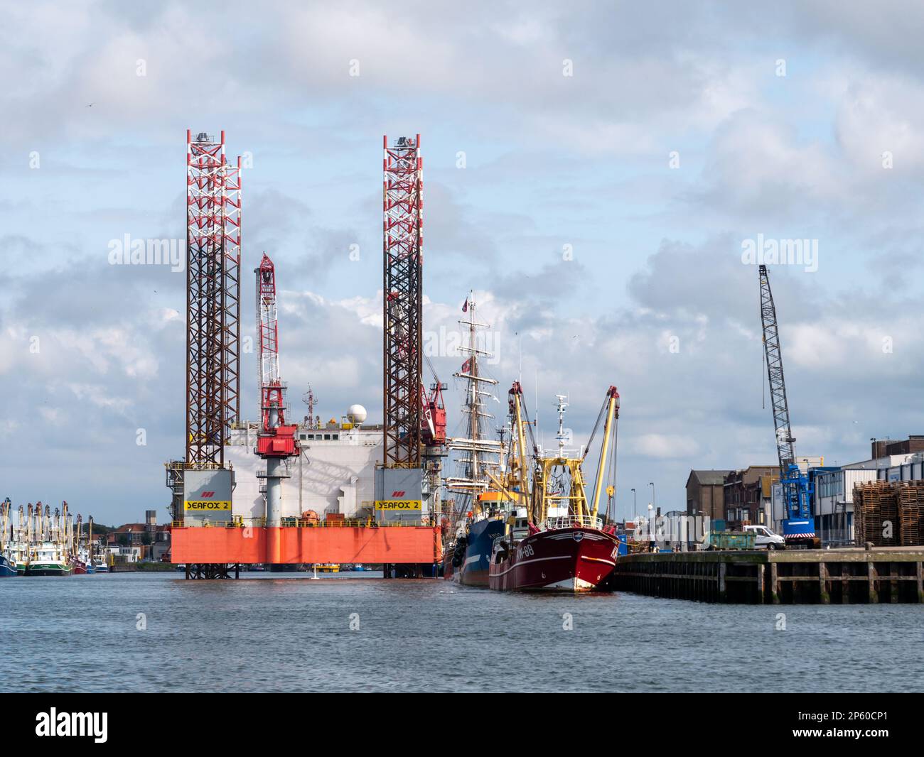 Piattaforma offshore ormeggiata al molo di Vissershaven, IJmuiden, Paesi Bassi Foto Stock