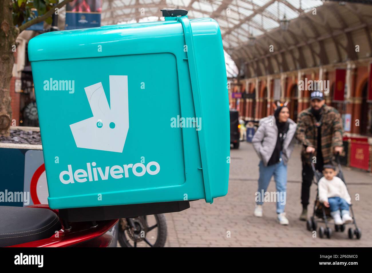 Windsor, Berkshire, Regno Unito. 6th marzo, 2023. Nonostante il costo della crisi di vita Deliveroo driver di consegna di cibo rimangono occupati a Windsor. Credito: Maureen McLean/Alamy Foto Stock