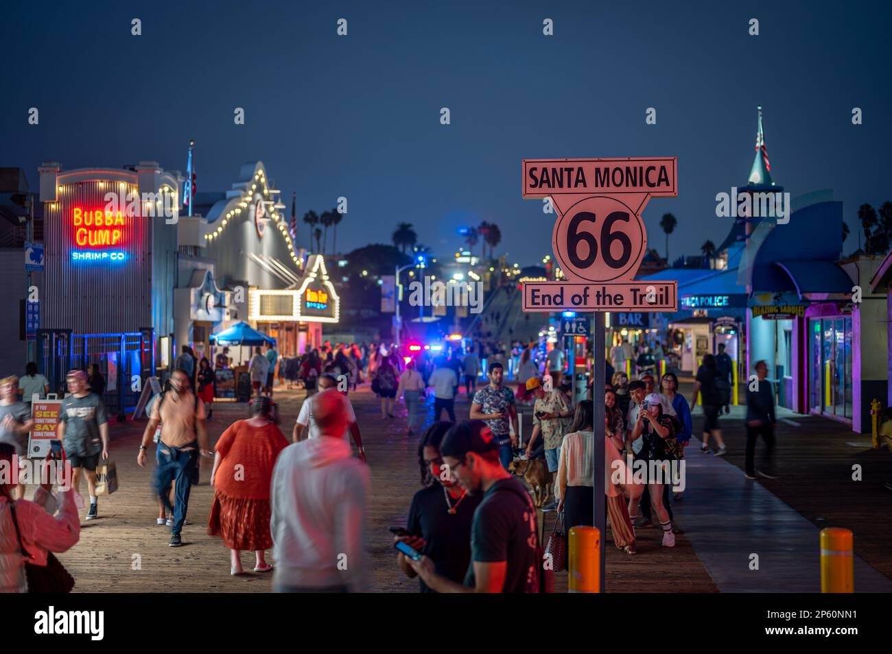 Passeggiata sul lungomare del porto di Santa Monica, pieno di gente, è notte Foto Stock