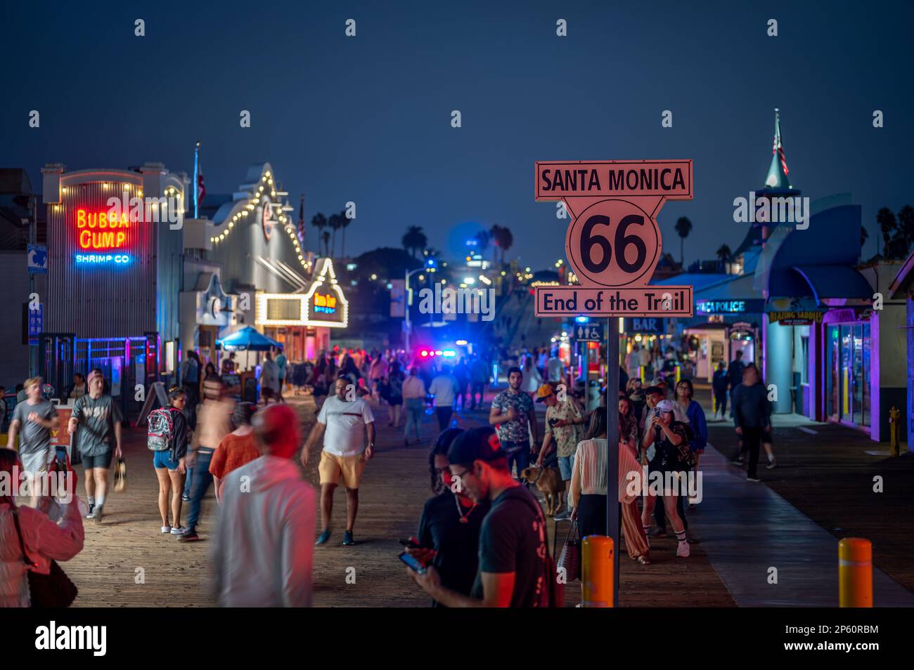 Passeggiata sul lungomare del porto di Santa Monica, pieno di gente, è notte Foto Stock