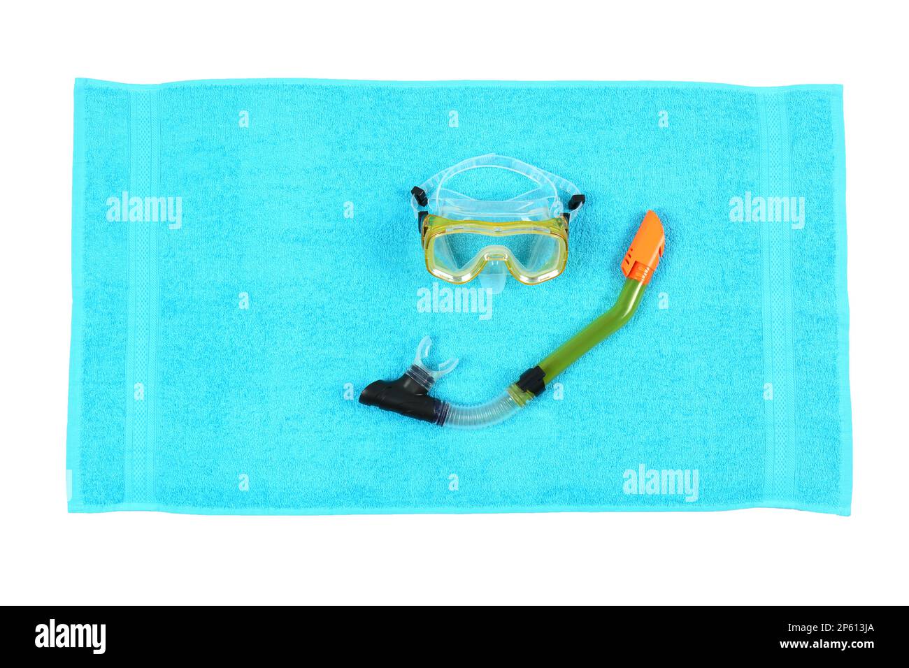 Telo da spiaggia blu con attrezzatura subacquea su sfondo grigio chiaro, vista dall'alto Foto Stock
