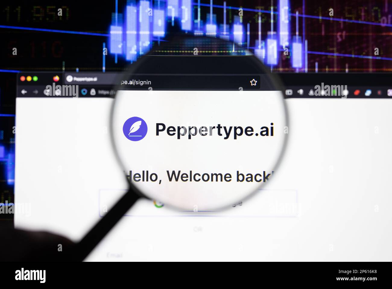 Peppertype logo aziendale su un sito web con blurry mercato azionario sviluppi in background, visto su uno schermo di un computer attraverso una lente di ingrandimento Foto Stock