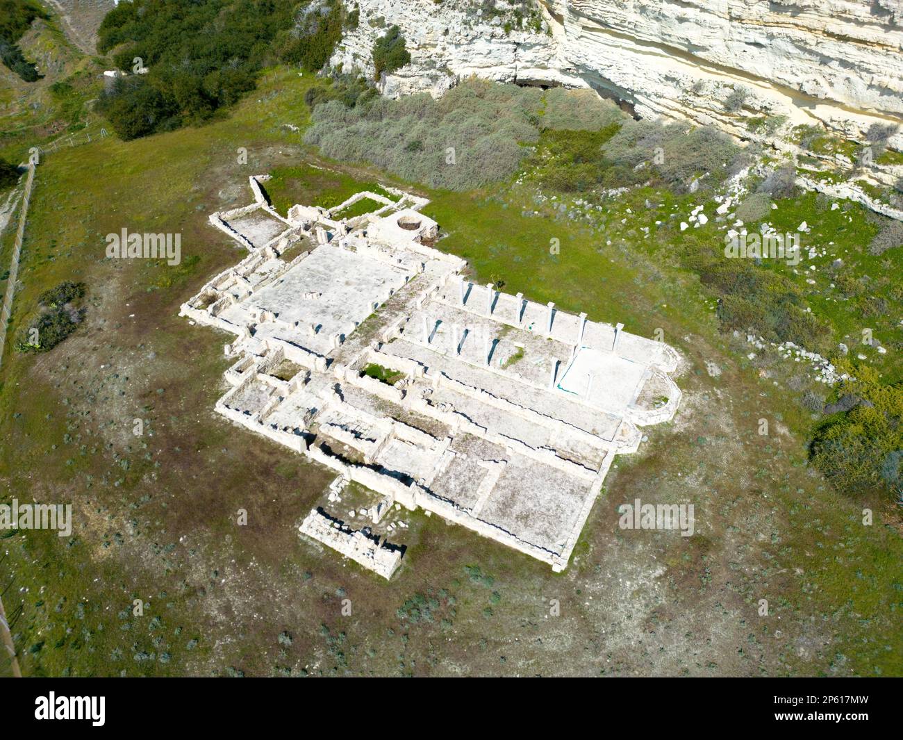 Basilica paleocristiana sul fronte spiaggia. Costruito alla base delle scogliere sud-occidentali, sotto l'acropoli, all'inizio del 6th ° secolo Foto Stock