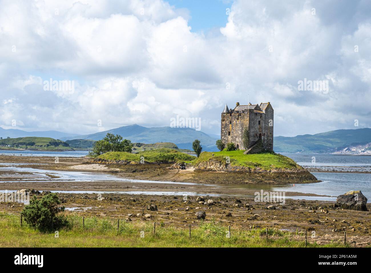 Castle Stalker è un pittoresco castello circondato da acqua a 25 miglia a nord di Oban, sulla costa occidentale della Scozia Foto Stock