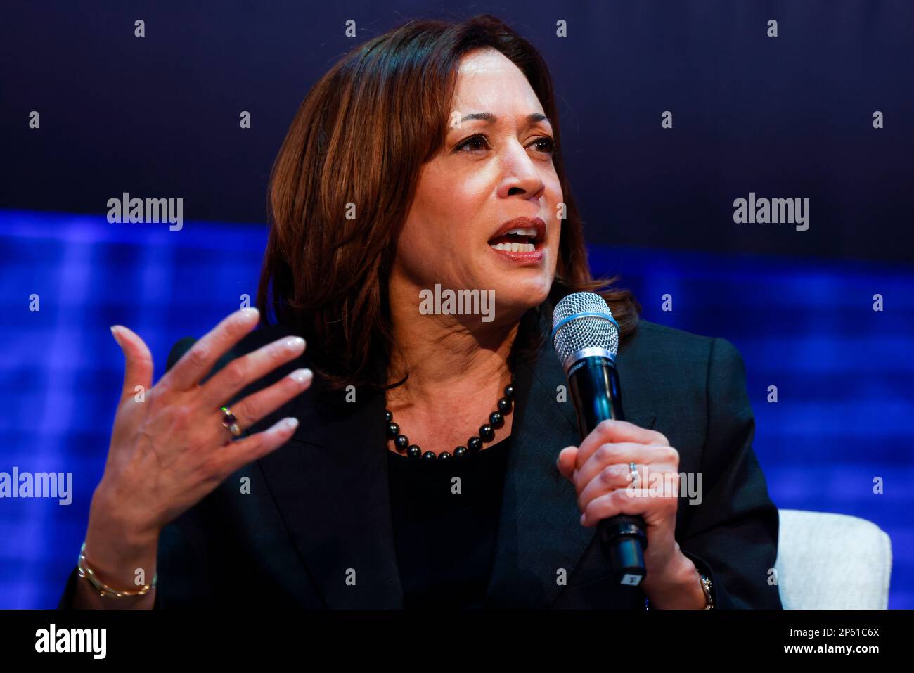 Arvada, Stati Uniti. 06th Mar, 2023. Il Vice Presidente DEGLI STATI UNITI Kamala Harris parla all'Arvada Center for Performing Arts di Denver, Colorado, USA, lunedì 6 marzo. 2023 Harris ha discusso gli investimenti dell'amministrazione Biden per combattere il cambiamento climatico e gli sforzi per costruire una nuova economia energetica pulita. Photographer: Michael Ciaglo/Pool/Sipa USA Credit: Sipa USA/Alamy Live News Foto Stock