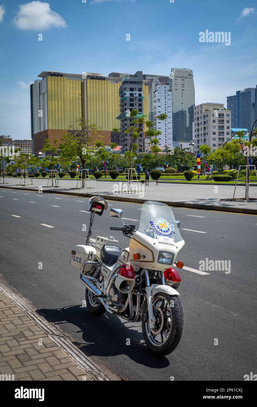 Una moto di polizia parcheggiata dal lato della strada nel centro di Phnom Penh, Cambogia. Foto Stock