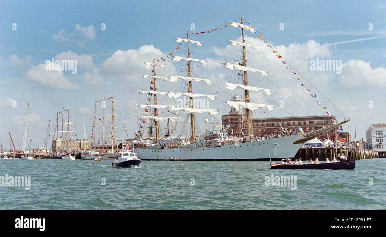 ARA Libertad, nave a vela a trivello nel porto di Portsmouth per il Festival Internazionale del Mare - Portsmouth, 1998 agosto Foto Stock