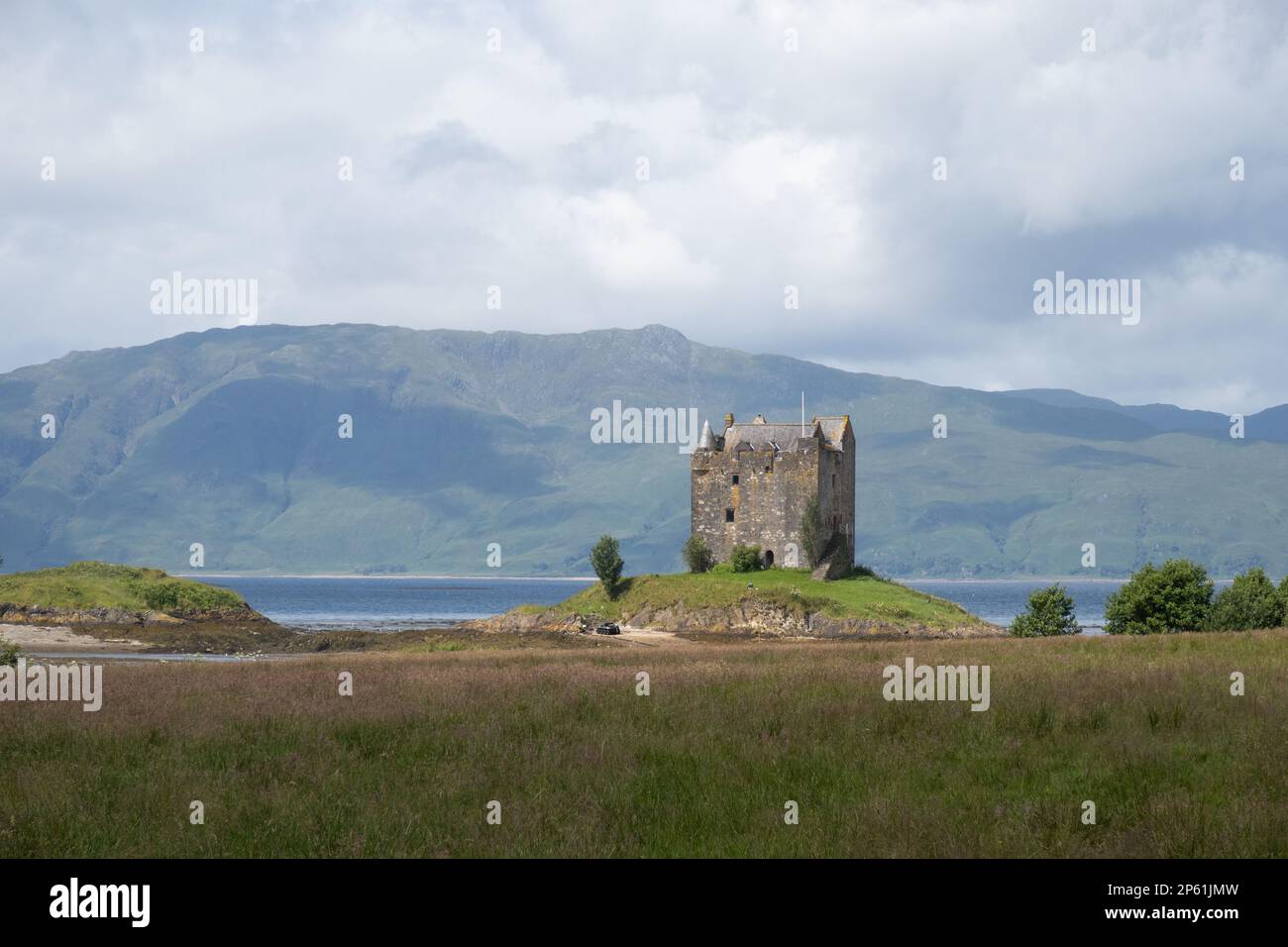 Castle Stalker è un pittoresco castello circondato da acqua a 25 miglia a nord di Oban, sulla costa occidentale della Scozia Foto Stock