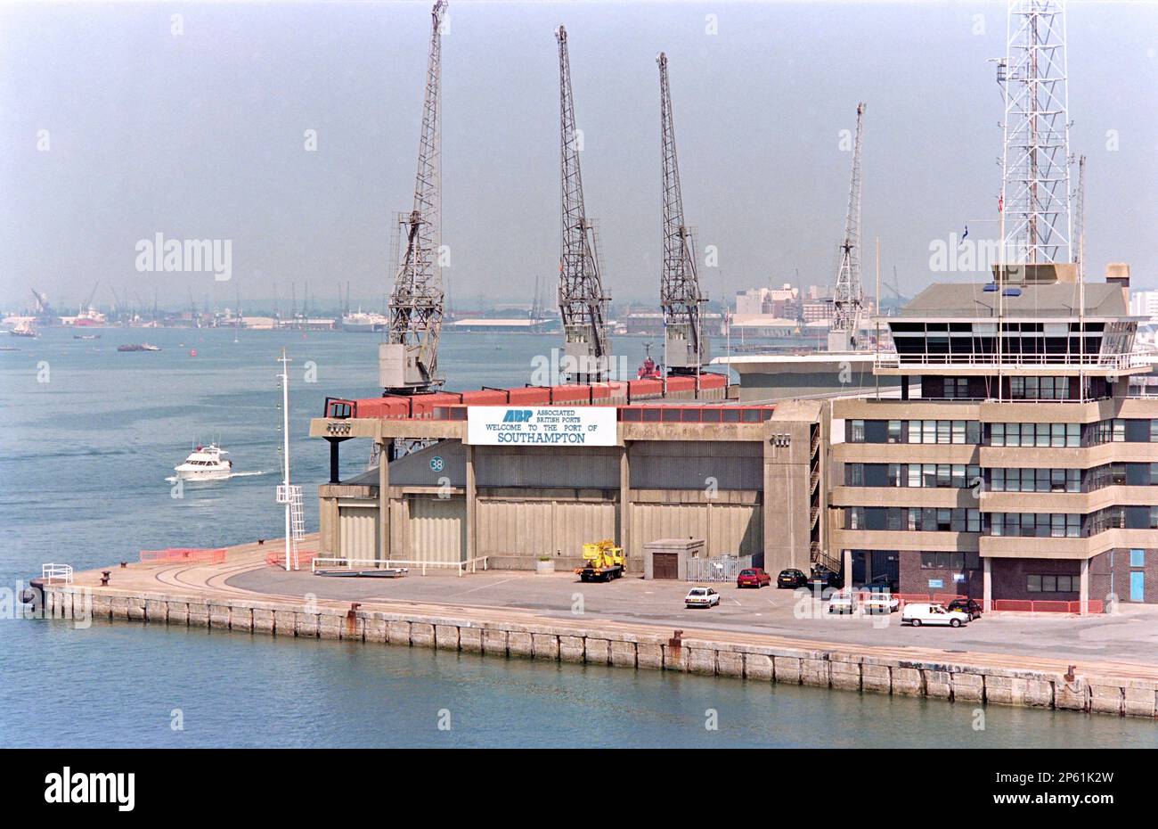 Ingresso al porto di Southampton, Southampton Docks, Southampton, Hampshire, Inghilterra, REGNO UNITO Foto Stock