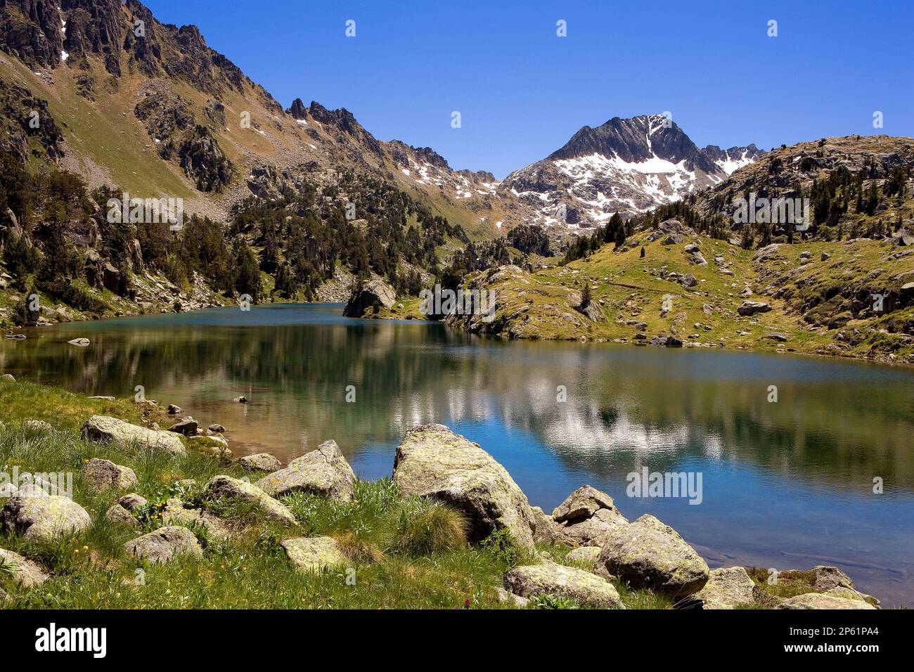 Estany Long, circo Colomèrs, Valle di Aran, Parco Nazionale di Aigüestortes e Estany de Sant Maurici, Pirenei, provincia di Lleida, Catalogna, Spagna. Foto Stock