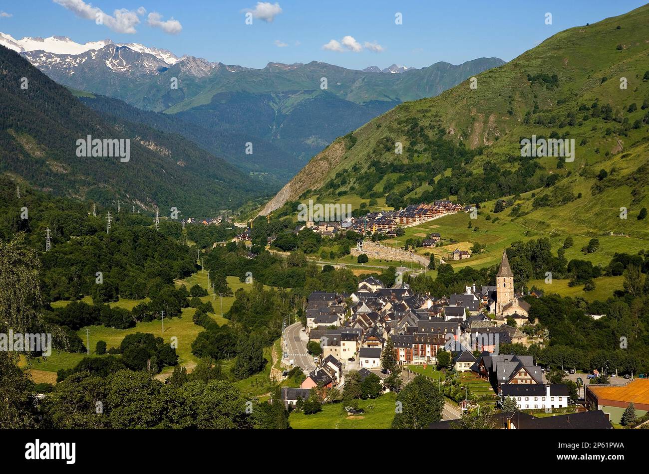 A destra Salardú village. In background Gessa village,Valle de Arán,Pirenei, provincia di Lleida, Catalogna, Spagna. Foto Stock