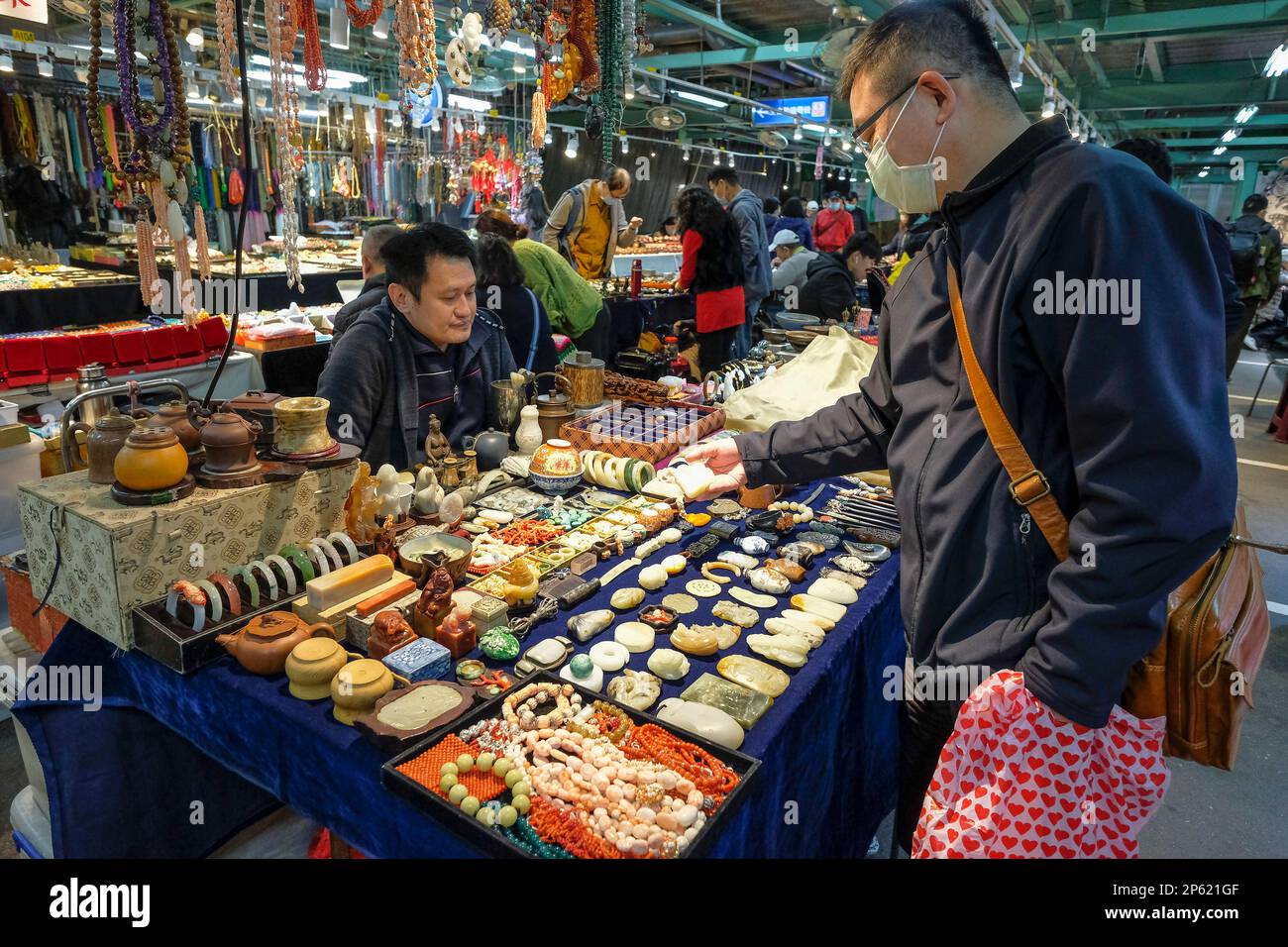 Taipei, Taiwan - 25 febbraio 2023: Persone che acquistano minerali al Jade Market di Jianguo Holiday a Taipei, Taiwan. Foto Stock