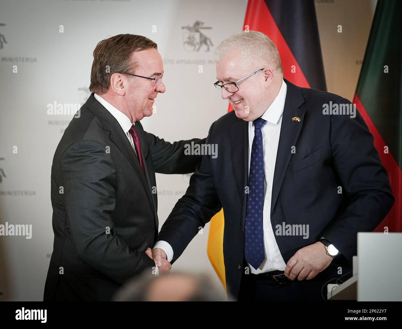 Vilnius, Lituania. 07th Mar, 2023. Boris Pistorius (l, SPD), Ministro federale della difesa, e il suo omologo lituano Arvydas Anusauskas si stringono le mani dopo una conferenza stampa. Il tema dei colloqui con il partner NATO è la guerra in Ucraina. Credit: Kay Nietfeld/dpa/Alamy Live News Foto Stock