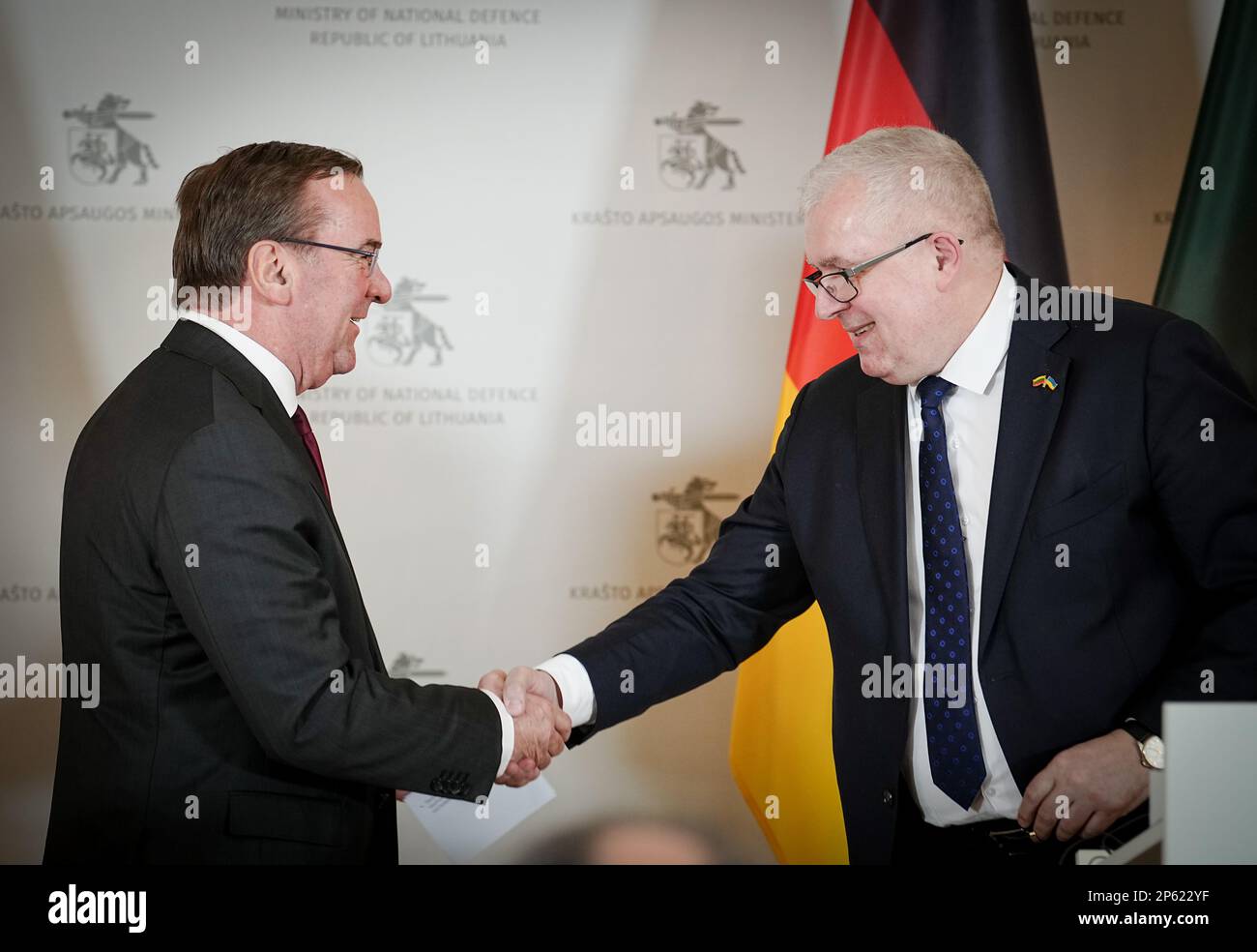Vilnius, Lituania. 07th Mar, 2023. Boris Pistorius (l, SPD), Ministro federale della difesa, e il suo omologo lituano Arvydas Anusauskas si stringono le mani dopo una conferenza stampa. Il tema dei colloqui con il partner NATO è la guerra in Ucraina. Credit: Kay Nietfeld/dpa/Alamy Live News Foto Stock