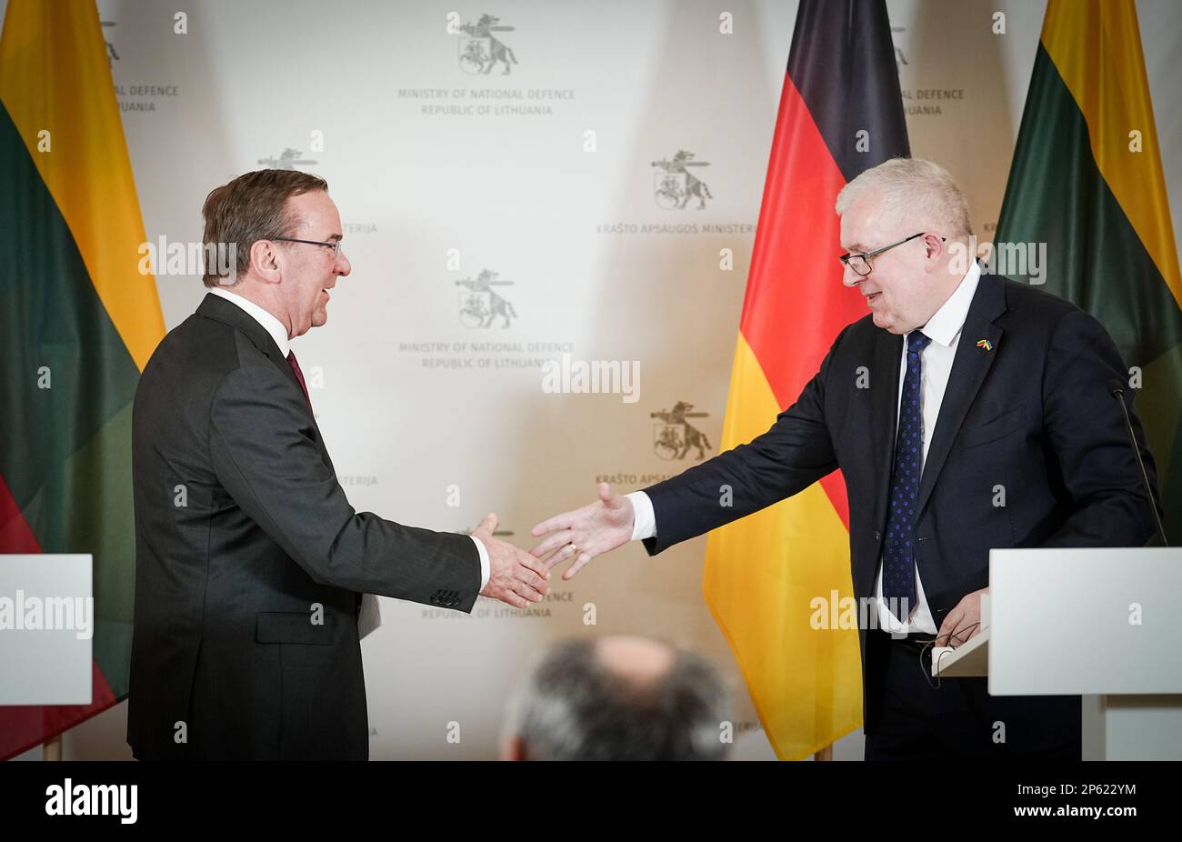 Vilnius, Lituania. 07th Mar, 2023. Boris Pistorius (l, SPD), Ministro federale della difesa, e il suo omologo lituano Arvydas Anusauskas si stringono le mani dopo una conferenza stampa. Il tema dei colloqui con il partner NATO è la guerra in Ucraina. Credit: Kay Nietfeld/dpa/Alamy Live News Foto Stock