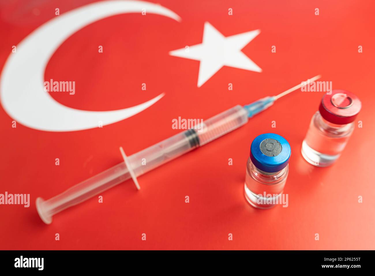 Pharmacology and Medicine Turkey Concept. vaccino contro il coronavirus covid. Fiale di vaccino, siringa sullo sfondo della bandiera nazionale. nazione Foto Stock