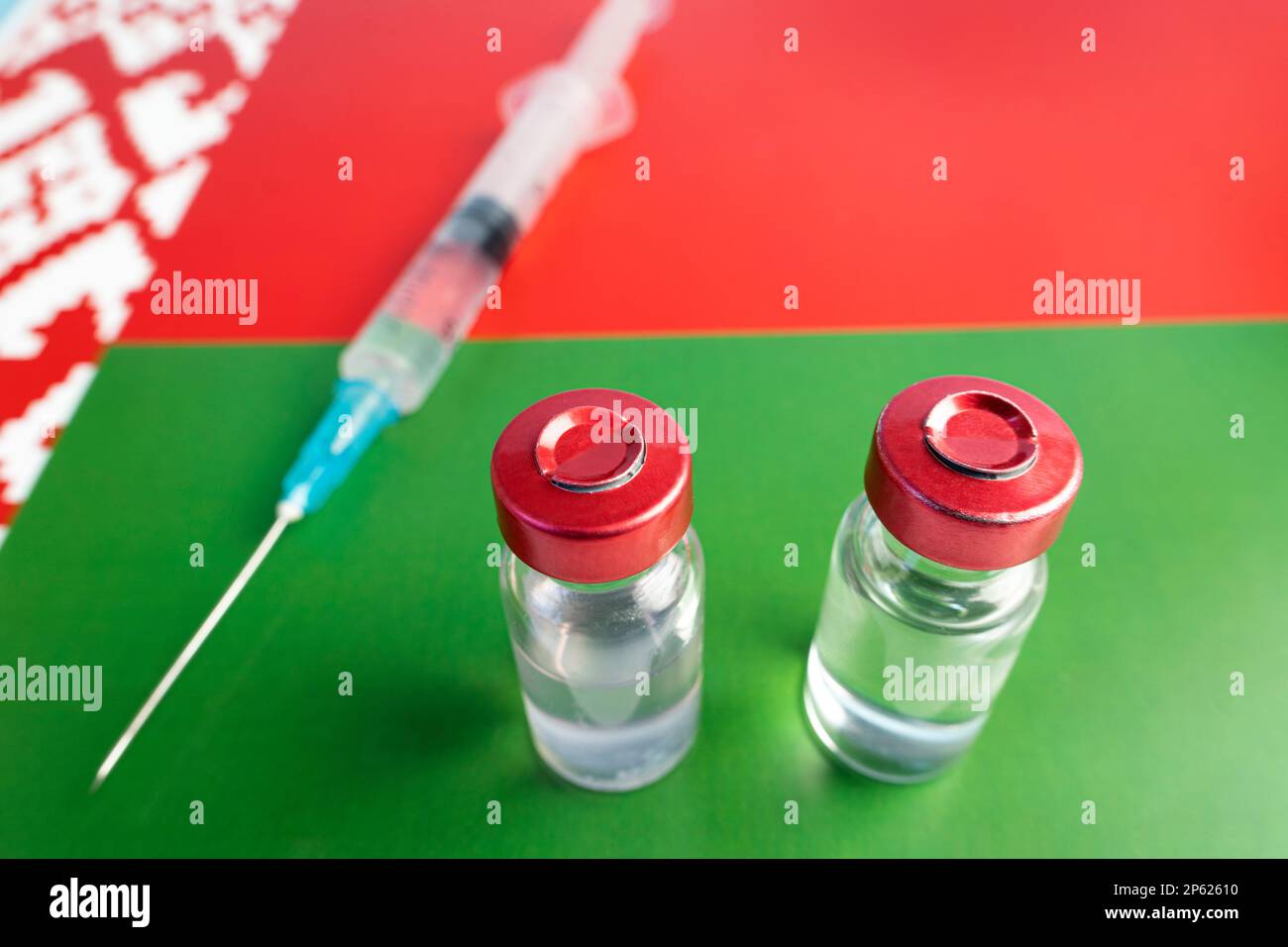 Concetto di farmacologia e medicina bielorussia. vaccino contro il coronavirus covid. Fiale di vaccino, siringa sullo sfondo della bandiera nazionale. natio Foto Stock