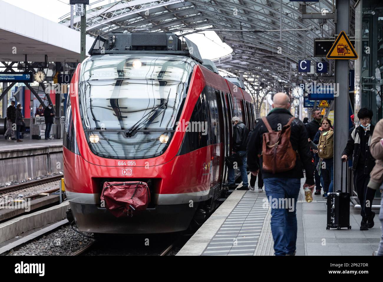 Immagine della piattaforma principale di Koln Hbf a Colonia, Germania. Köln Hauptbahnhof o stazione centrale di Colonia è una stazione ferroviaria di Colonia, in Germania. T Foto Stock